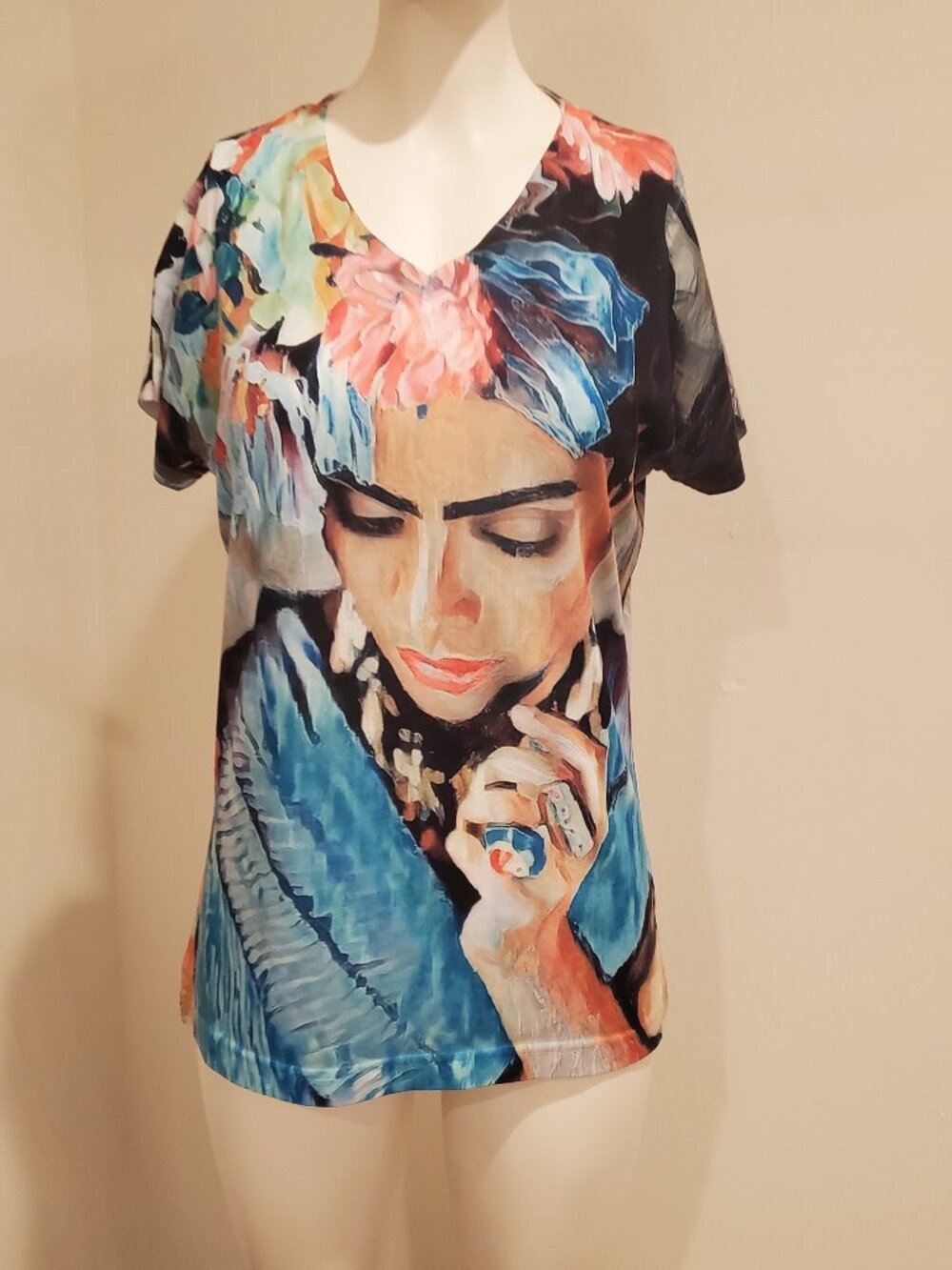 La Isla Artist Exclusive Frida Kahlo Graphic T-Shirt Womens Medium V-Neck Multi